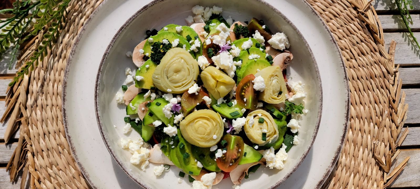 Salade de tétragone, crudités et feta