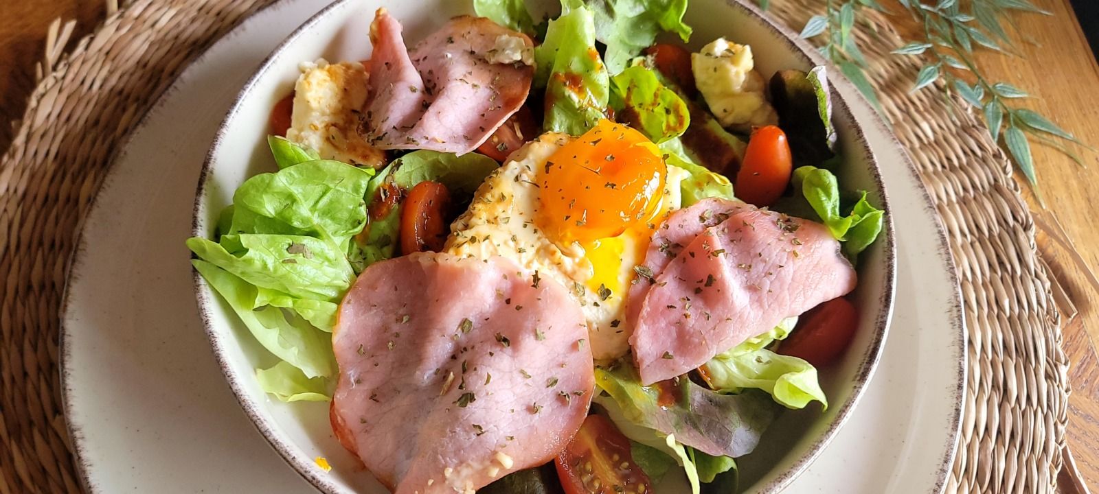 Salade fêta au miel et œuf confit