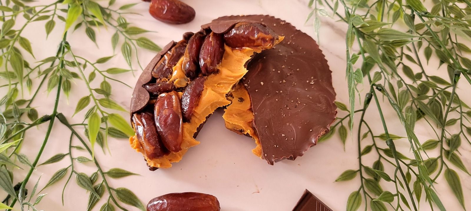 Snack gourmand dattes, cacahuète et chocolat noir