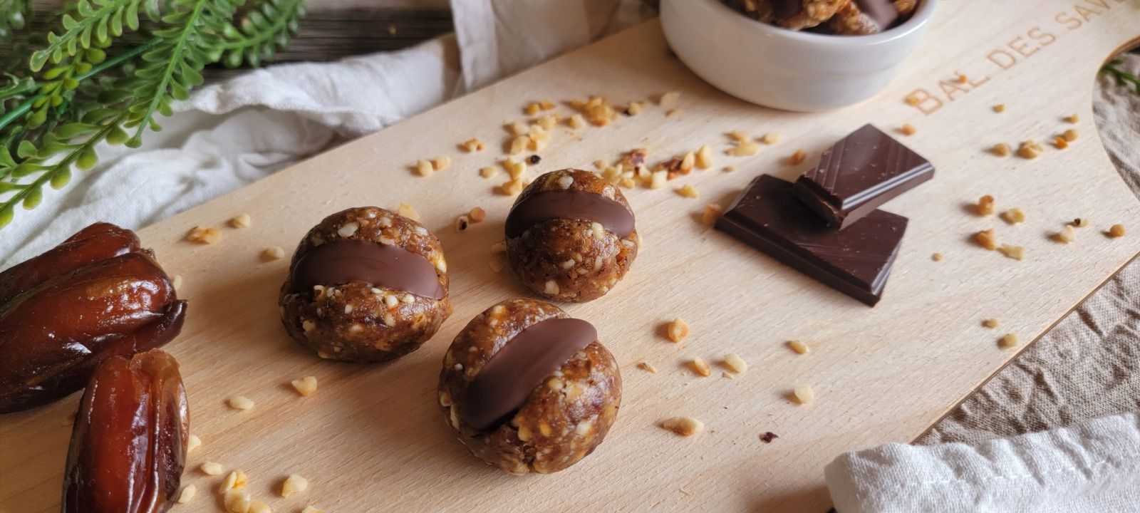 Boules de dattes aux fruits secs et chocolat noir