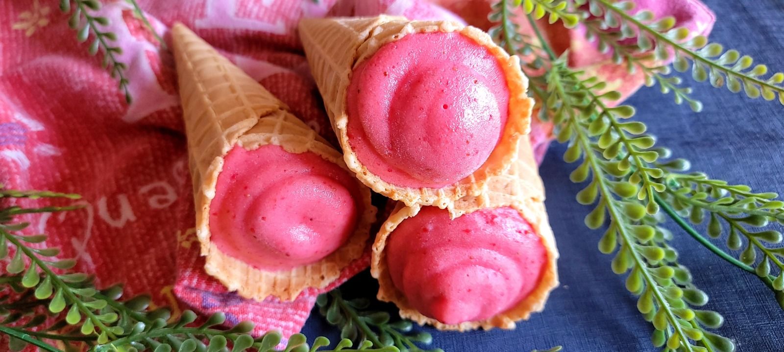 Cône au sorbet glace fraise au fromage blanc