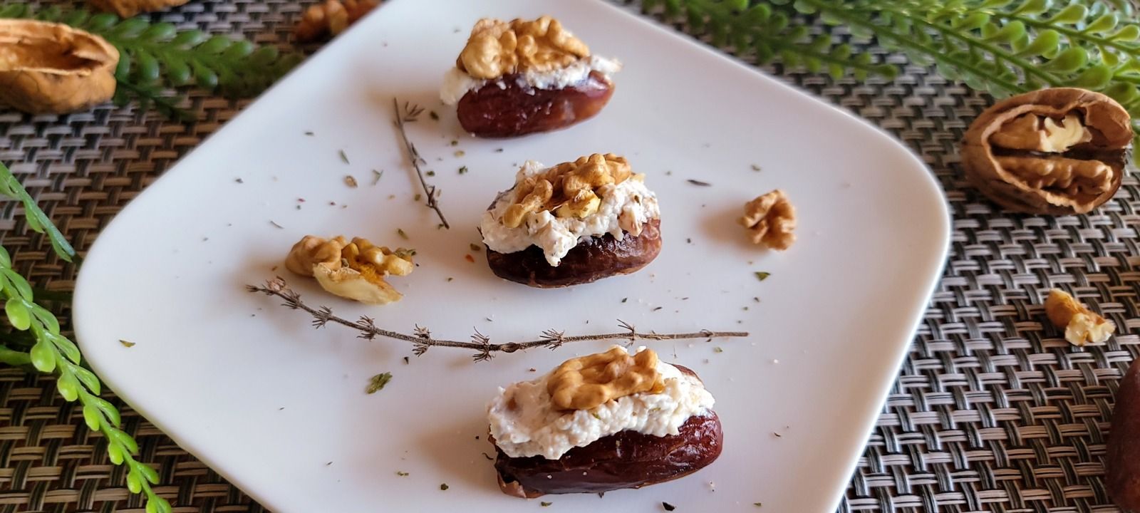 Dattes farcies au fromage frais et aux noix
