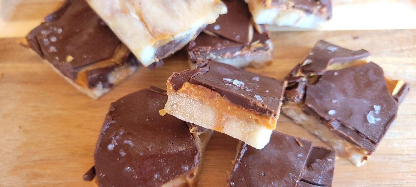 Écorce de banane au chocolat et au beurre de cacahuète, une friandise glacée