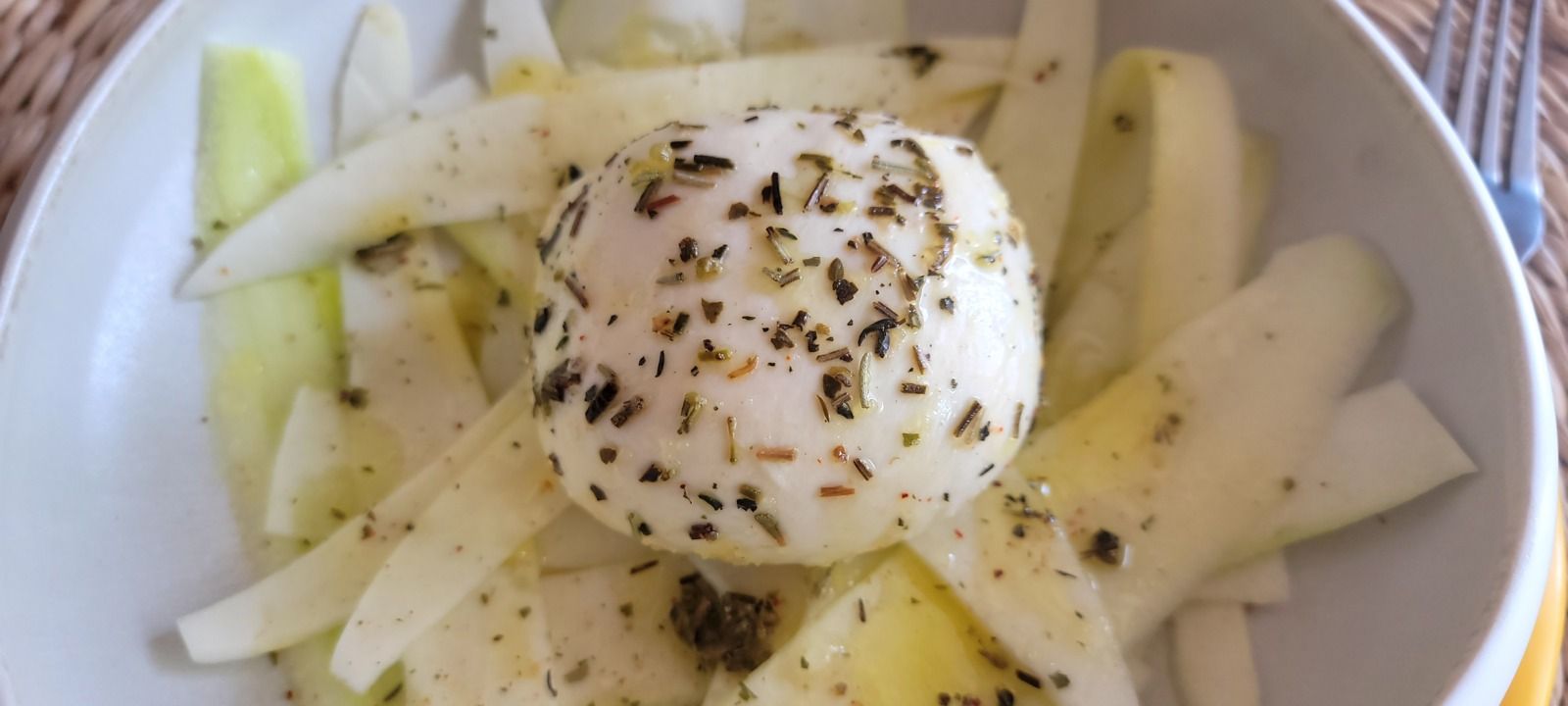 Mozzarella marinée aux herbes de Provence sur lit de courgettes