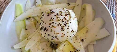 Mozzarella marinée aux herbes de Provence sur lit de courgettes
