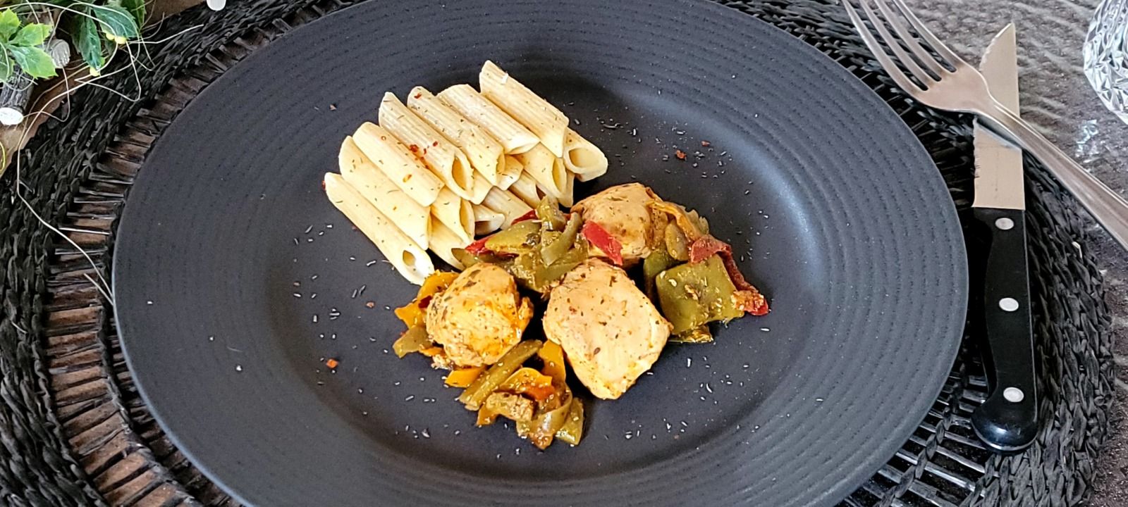 Penne complètes, poulet sautés et poivrons aux herbes