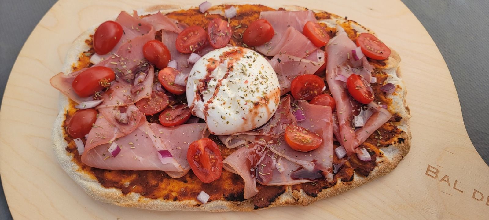 Pinsa romaine gourmande au jambon cru, tomates séchées et burrata