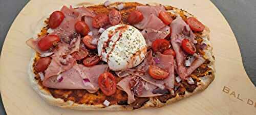 Pinsa romaine gourmande au jambon cru, tomates séchées et burrata