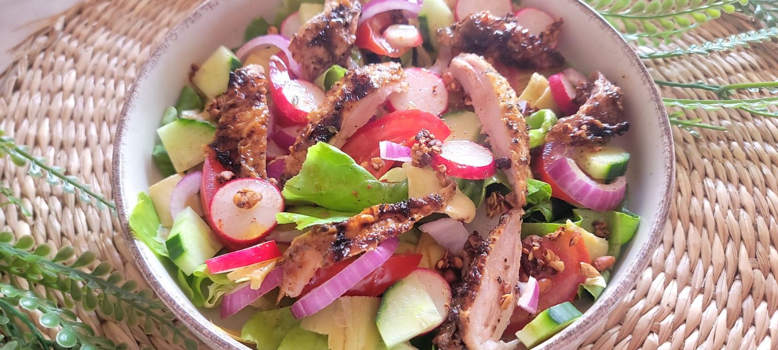 Salade de crudités et poulet sauce barbecue basque