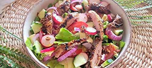 Salade de crudités et poulet sauce barbecue basque