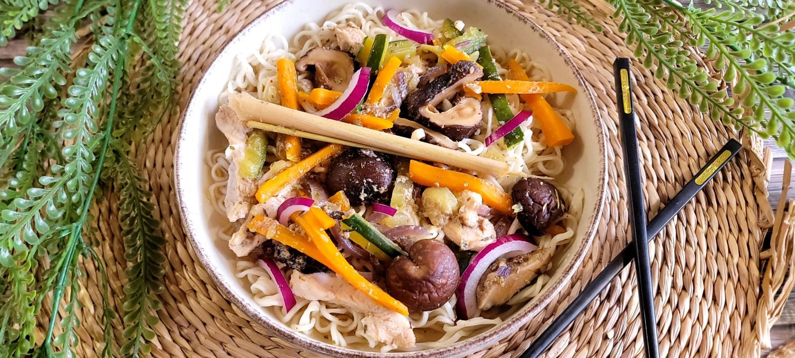 Bol de nouilles asiatiques au poulet, shiitakés et légumes croquants