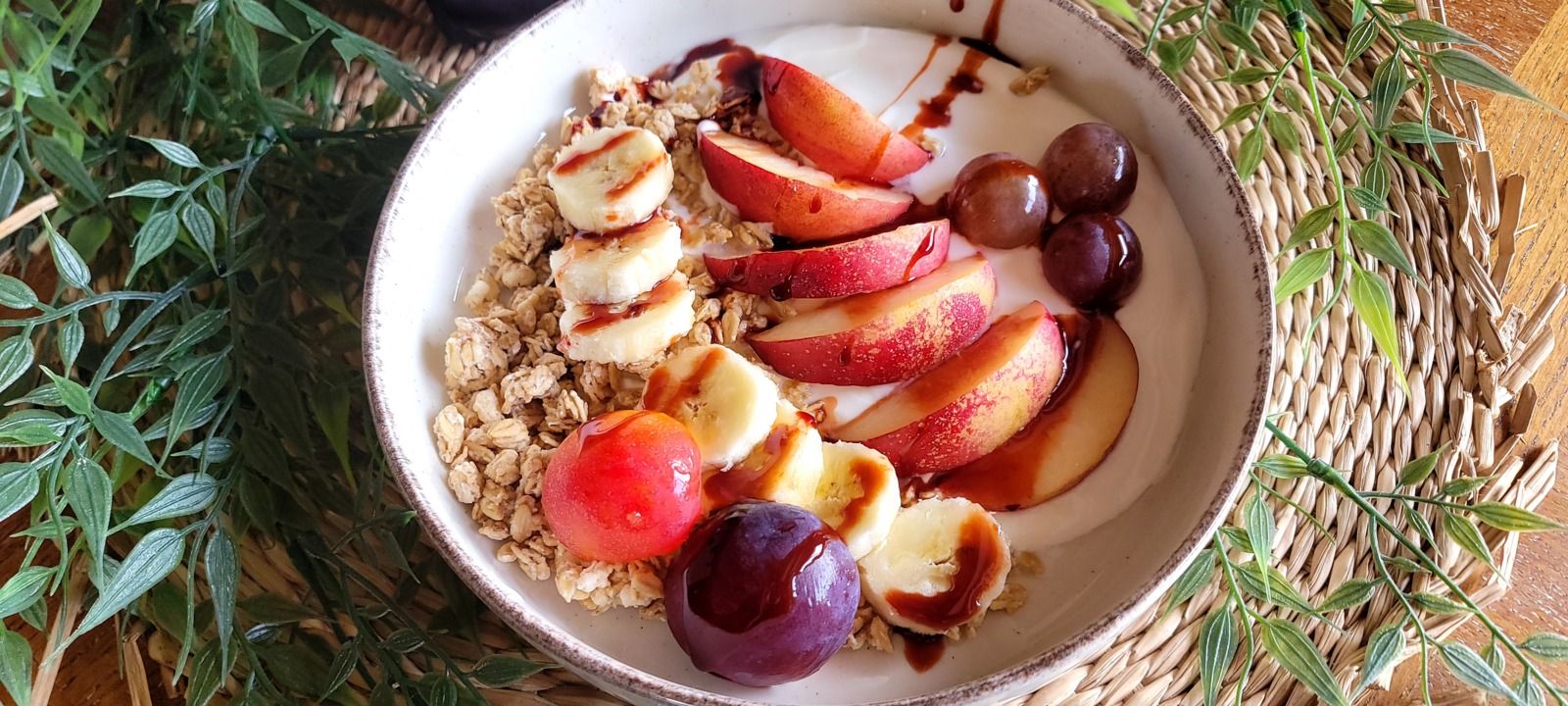 Idée recette de bol de petit-déjeuner fruité et yaourt à la grecque