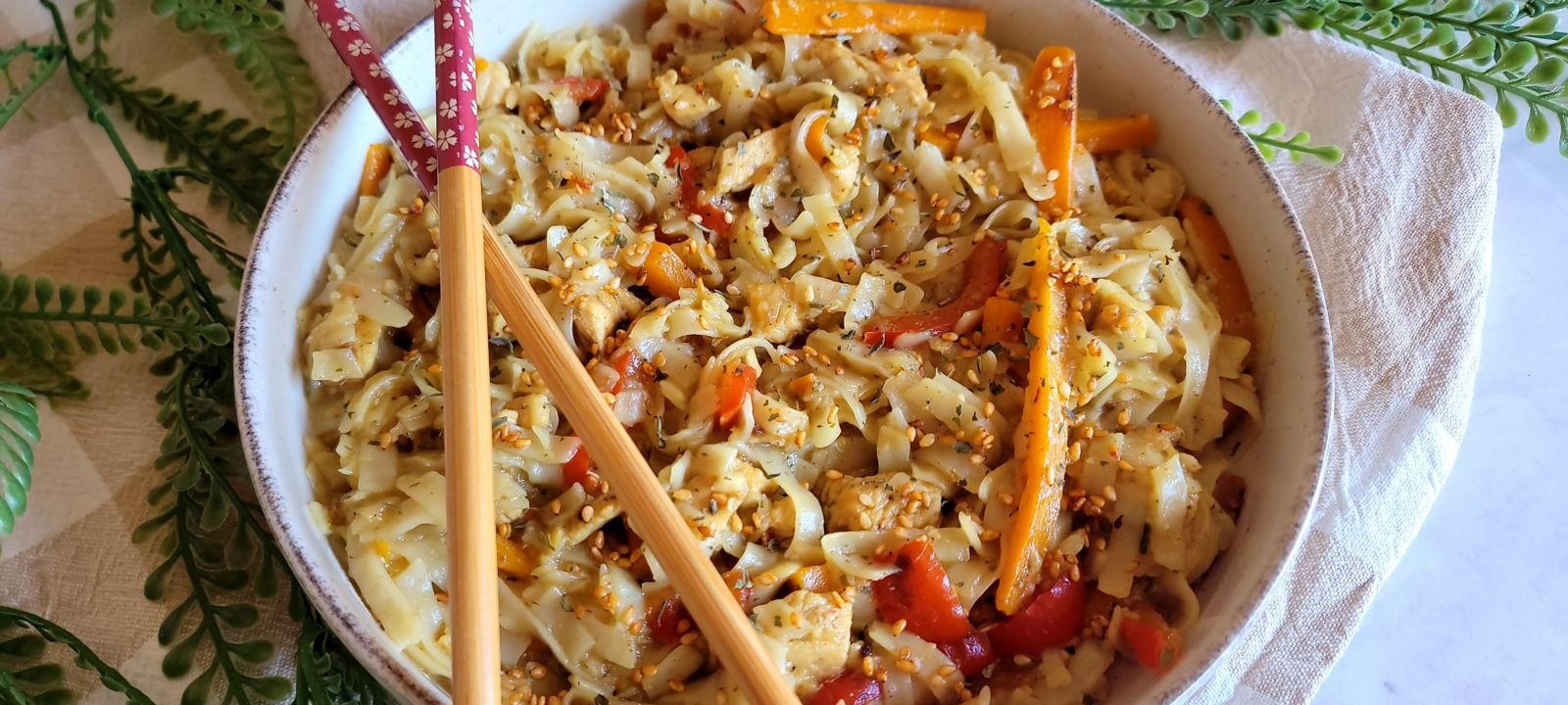 Nouilles de Riz Thaïlandaises au Poulet et Légumes Faciles