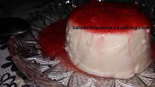 Panna Cotta a la vanille avec de la purée de fraises ( Recette Italienne )