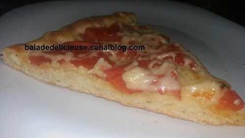 Pizza avec bordure fourrée au fromage en video