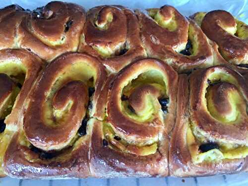 Brioche roulée a la crème pâtissiere et cerises amaréna