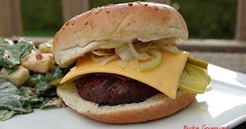 Burgers à la sauce barbecue et à la salade de chou