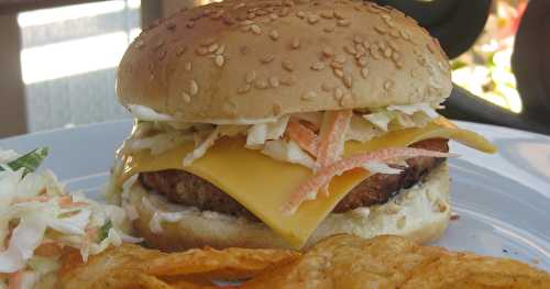 Burgers de porc barbecue et salade de chou