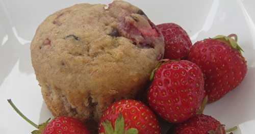 Muffins aux fraises, bananes et chocolat