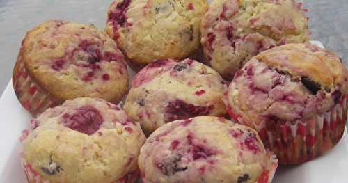 Muffins aux framboises, au chocolat noir et à la noix de coco