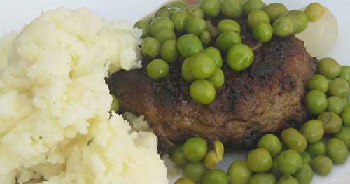 Pâtés de boeuf haché, sauce aux petits pois et aux oignons