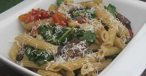 Penne aux épinards, aux tomates et aux portobellos