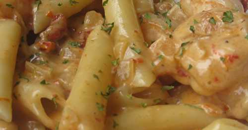 Penne sauce crémeuse au vin, aux crevettes et aux tomates séchées