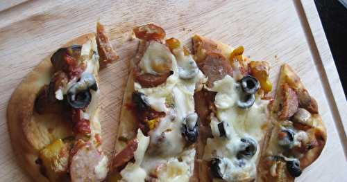 Pizza à la ratatouille et aux saucisses