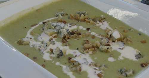 Potage de céleri aux noix et au bleu