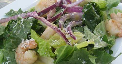 Salade César aux crevettes grillées