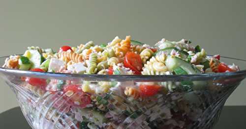 Salade de pâtes au thon, au maïs et aux tomates cerises