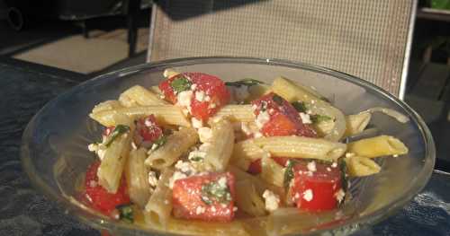 Salade de penne aux tomates, basilic et feta