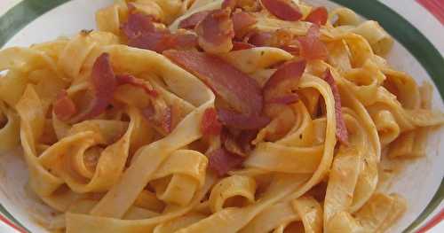 Tagliatelles à la carbonara rosée et à la pancetta