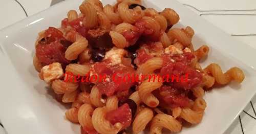 Tortiglionis avec sauce aux tomates, merguez et fromage feta