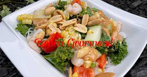 Salade de maïs, kale et crevettes, vinaigrette lime et arachides
