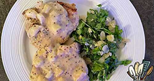 Côtelettes de porc, sauce pomme et moutarde et salade de roquette