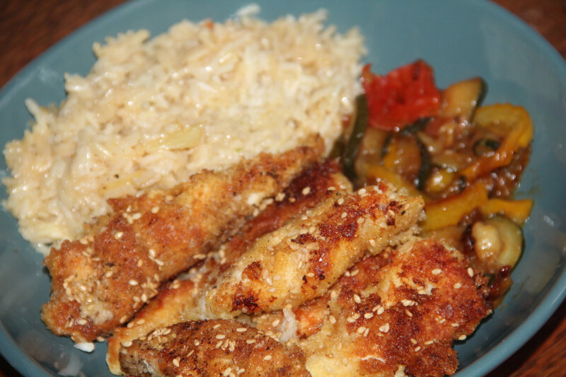 AIGUILLETTES DE POULET EN CROUTE DE SESAME, RIZ BASMATI ET SES LEGUMES ROTIS MIEL SOJA