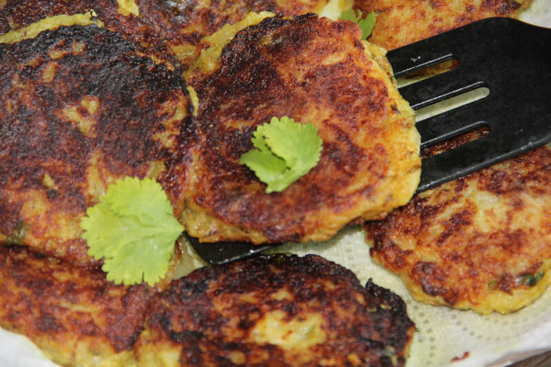 ALOO TIKKI ET LEUR CHUTNEY DE BANANES