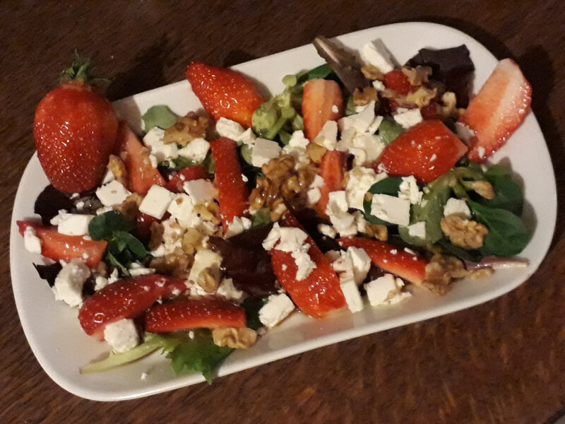 ASSIETTE DE SALADE DE FRAISES, FETA ET NOIX