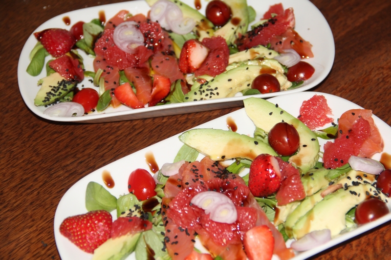 ASSIETTE FRAICHE AVOCAT, FRAISES, PAMPLEMOUSSE ET MACHE