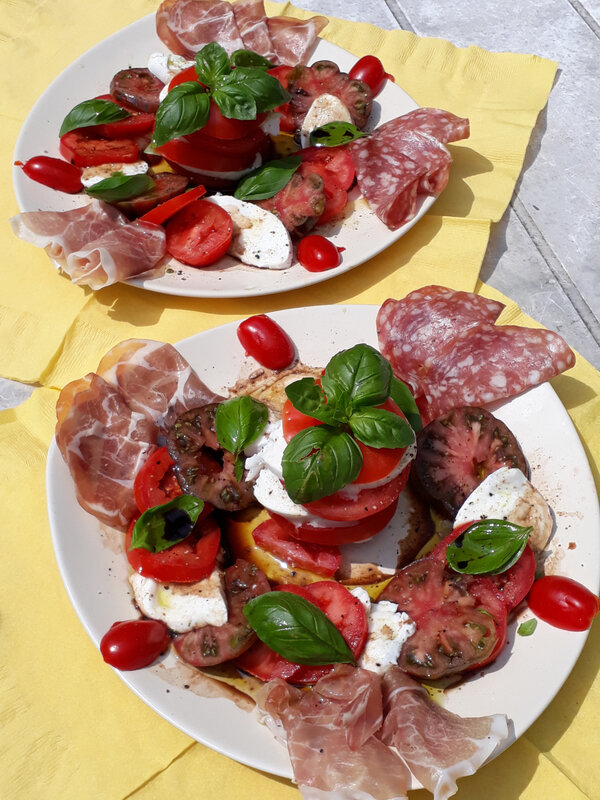 ASSIETTE TROIS TOMATES, MOZZARELLA, BASILIC