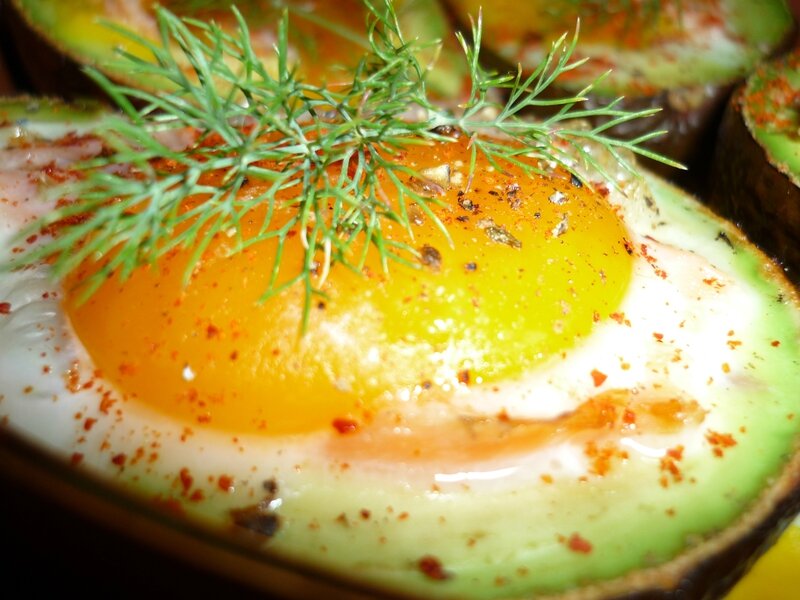 AVOCAT CHAUD, SAUMON ET OEUF, PARFUM ANETH ET PIMENT