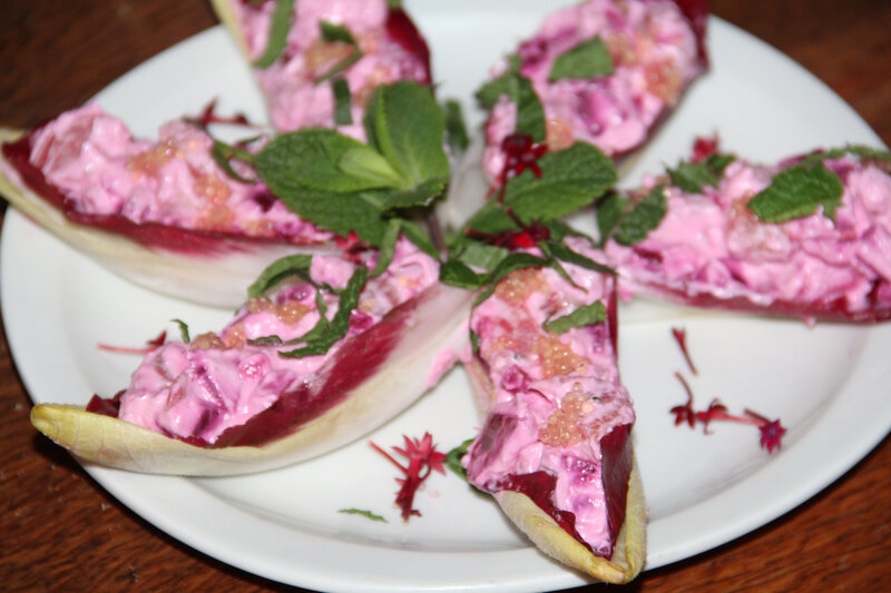 BARQUETTES D'ENDIVES BICOLORES A LA CREME DE BETTERAVES ET DE TRUITE FUMEE