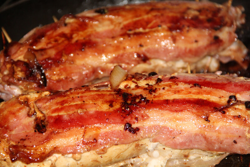 BLANCS DE POULET AUX PRUNEAUX ET A LA SAUGE EN CHEMISE DE LARD FUME