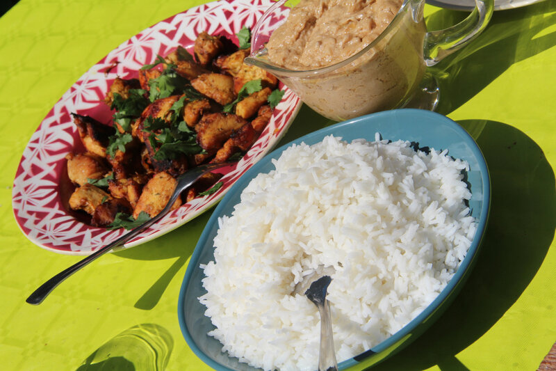 BLANCS DE POULET MARINES ET GRILLES, SAUCE ONCTUEUSE A LA CACAHUETE