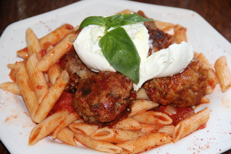 BOULETTES BOEUF ET PORC, SAUCE TOMATE BASILIC, PENNE ET BURRATA