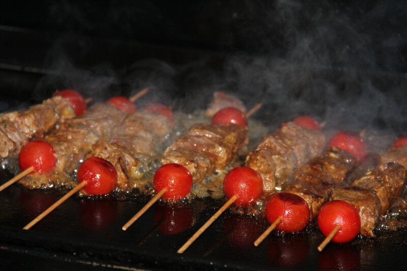 BROCHETTES DE BOEUF MARINEES AU PESTO, BIERE ET MIEL A LA PLANCHA