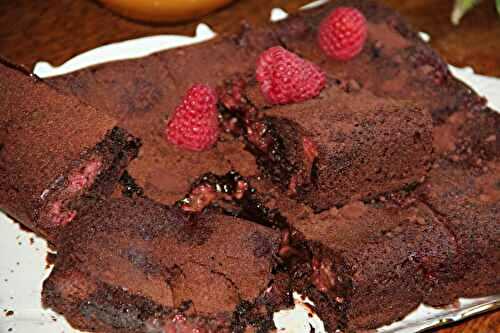 BROWNIE CHOCOLAT, CARAMEL AU BEURRE SALE, FRAMBOISES, FEVE DE TONKA