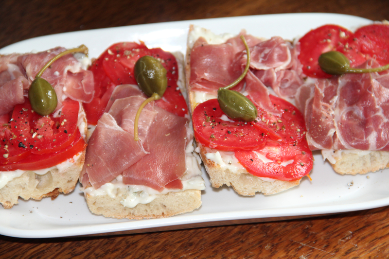 BRUSCHETTA PROSCIUTTO, TOMATE, GORGONZOLA