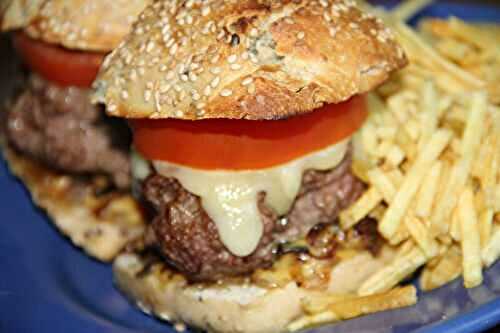 BURGERS A LA FRANÇAISE A LA TOMME DU JURA ET AUX OIGNONS CONFITS